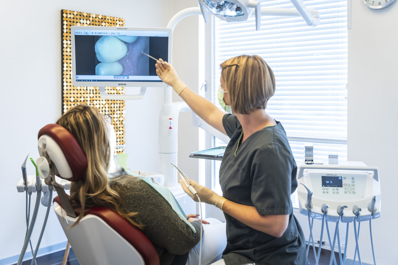 Dr. Stappler Zahnärztin Köln zeigt einer Patientin ein Röntgenbild